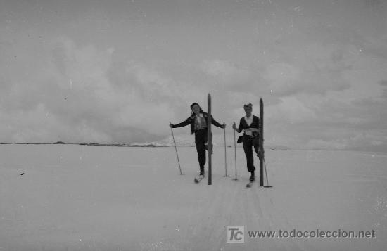 Fotograf&iacute;a antigua: CIEN A&Ntilde;OS DE ESQU&Iacute;. Dos se&ntilde;oras esquiando. Curiosa imagen. Sin autor&iacute;a. Circa 1950