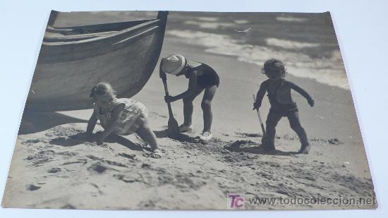 Antique Photography: Ni&ntilde;os y playa. Fotograf&iacute;a: Antoni OLL&Eacute; PINELL. 1930'S. gelatinobromuro sin montar 40x29 cm. firmada.