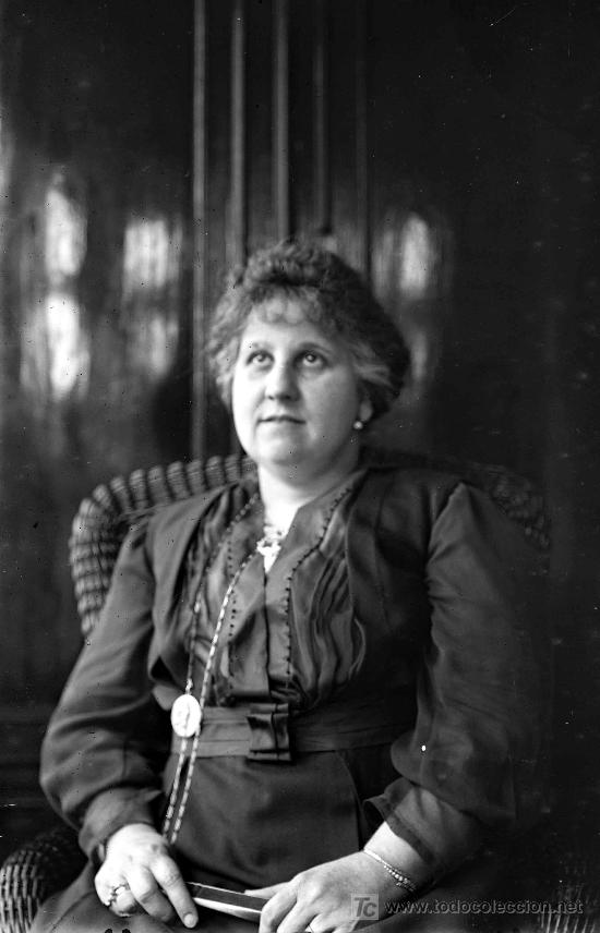 Alte Fotografie: Dama en su galer&iacute;a. Interesante foto. Sin autor&iacute;a. Circa 1915.