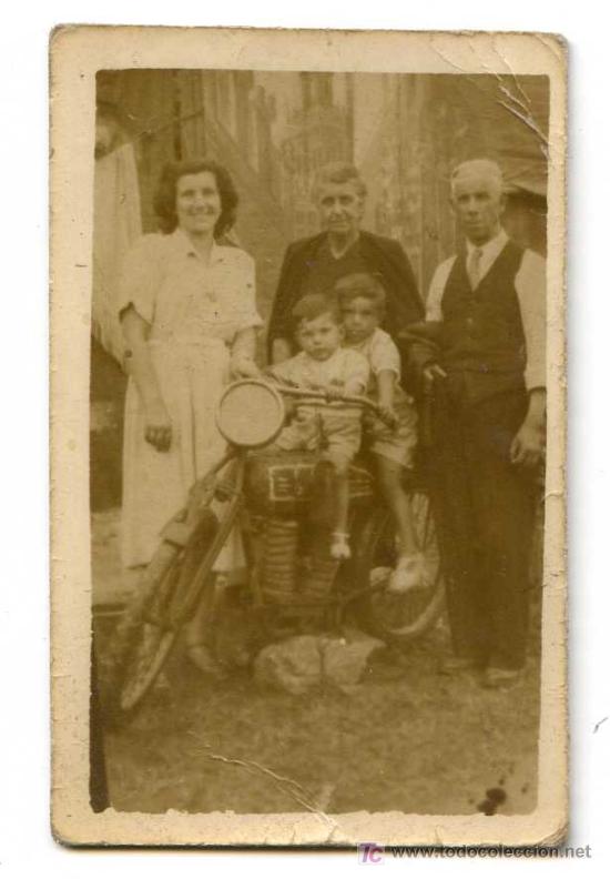 Photographie ancienne: Familia con dos ni&ntilde;os en una motocicleta antigua &iquest; a&ntilde;os 30 ? 4,5 x 7 cms.