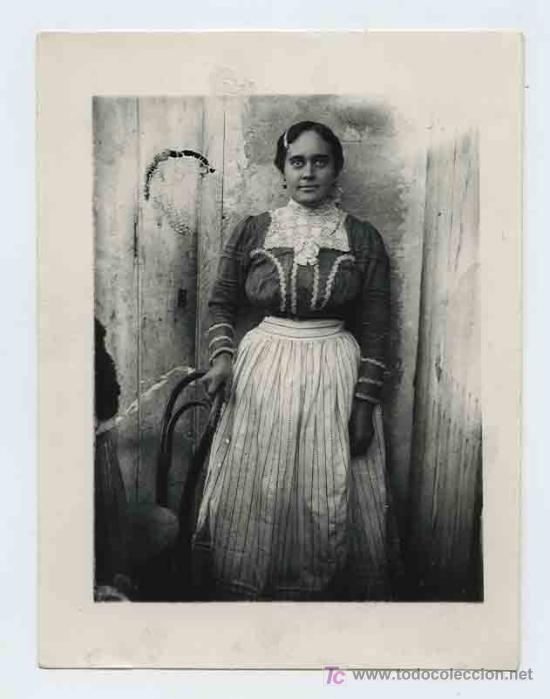 Fotograf&iacute;a antigua: Se&ntilde;ora con traje regional. Sin autor&iacute;a. Circa 1900. Copia posterior.
