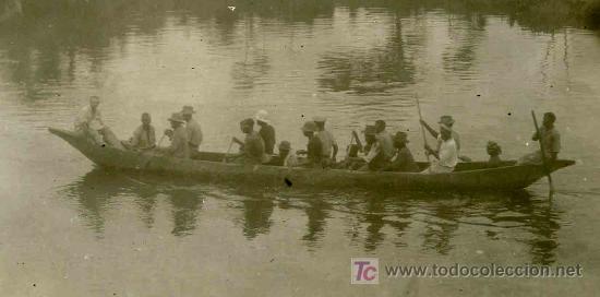 Fotograf&iacute;a antigua: Cruzando un r&iacute;o. Guinea Ecuatorial. Guineanos, alg&uacute;n espa&ntilde;ol y la selva. ca. 1940