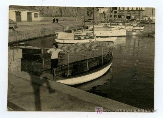 Alte Fotografie: Arenys de Mar. Puerto, barca y se&ntilde;ora. ca. 1955