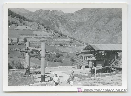 Fotograf&iacute;a antigua: Pista de esqu&iacute;. Remontador. Turistas. 1960s