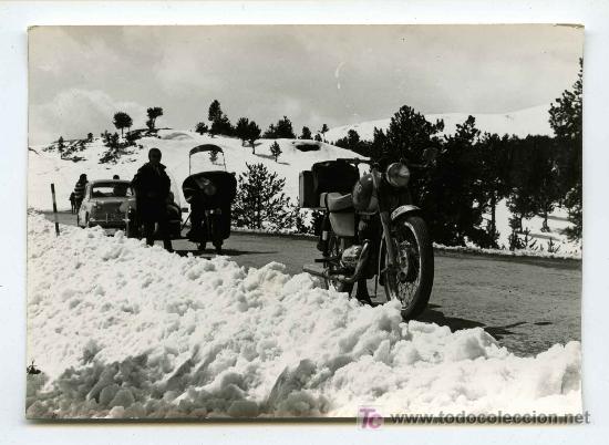 Fotograf&iacute;a antigua: PIRINEO Catal&aacute;n. Interesante imagen: motos y coche seat 600, parados en la nieve. Documento a&ntilde;os 60.