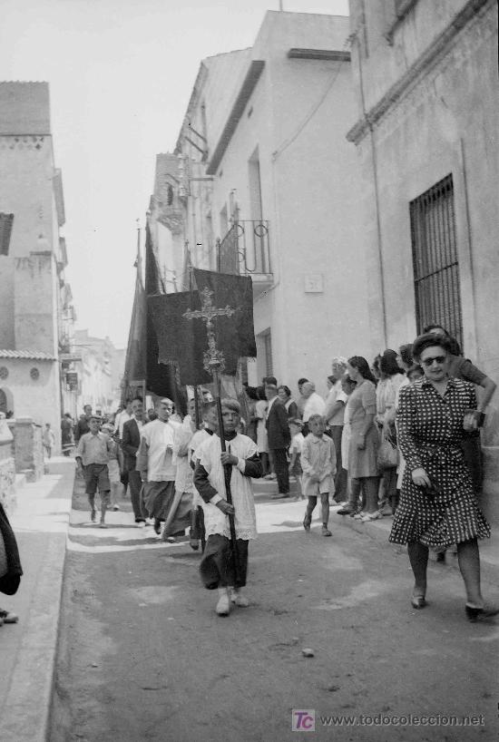 Fotografia antiga: Procesi&oacute;n por una calle de pueblo. Pueblo de costa catalana. Circa 1945