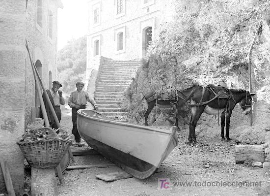 Fotografia antiga: Costa Brava. Construcci&oacute;n de barca. Se&ntilde;ores y burros. Circa 1925. Lugar sin identificar.