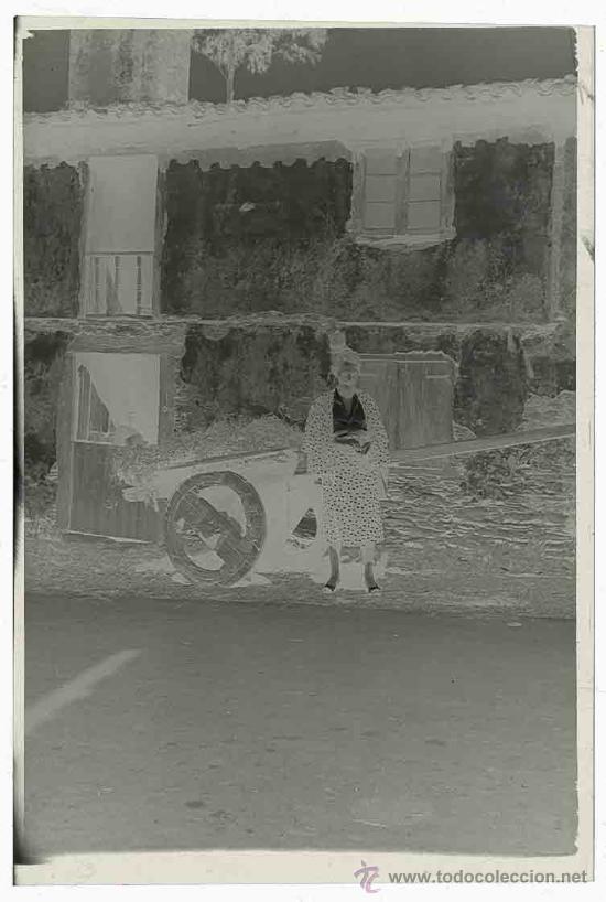 Fotografía antigua: Carro Celta. Interesante foto de señora ante un carro gallego. Galicia. Circa 1950 - Foto 5 - 25480198