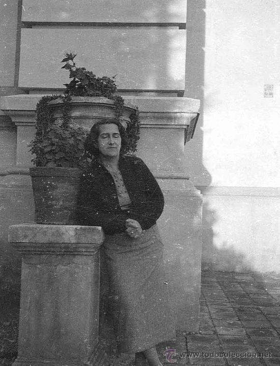 Fotografia antica: Montjuïc. Barcelona. Teatre Grec. Señora posando. Circa 1930