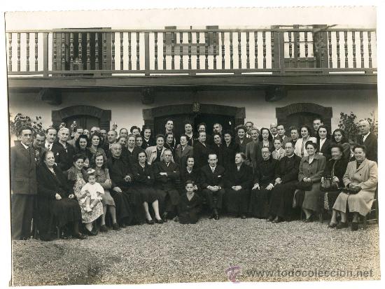 Photographie ancienne: Grupo de gente con sacerdotes posiblemente en casa de ejercicios espirituales en Cantabria 22 x 16