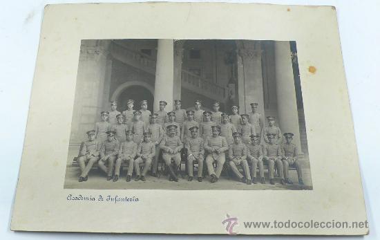 Fotograf&iacute;a antigua: Academia de infanter&iacute;a, Espa&ntilde;a. Grupo de militares. foto: 16x23 cm. soporte: 25x32 cm