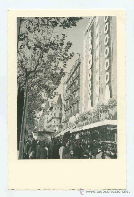 Fotograf&iacute;a antigua: El Corte Ingl&eacute;s. Plaza Catalu&ntilde;a. Navidades. 19/03/1963