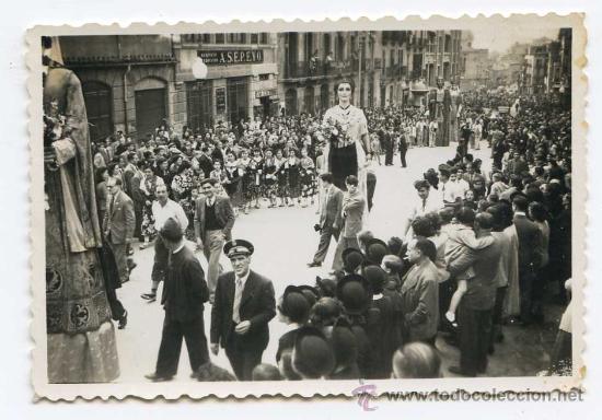 Photographie ancienne: Desfile de Gigantes en alg&uacute;n lugar de Catalu&ntilde;a (desfila un grupo con barretina) 9 x 6 cms.