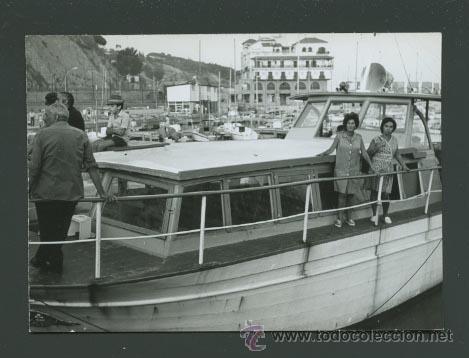 Fotografia antica: Arenys de Mar. Puerto de pescadores. Barca para turistas. 9/1971