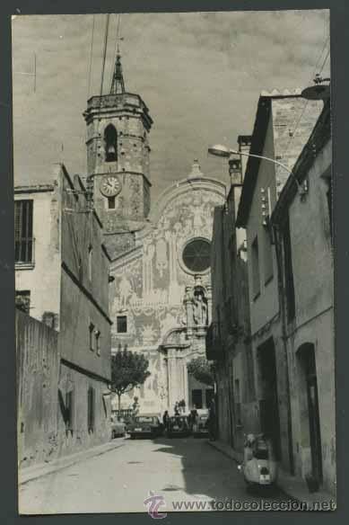 Fotograf&iacute;a antigua: Iglesia y calle con vespa. A&ntilde;os 60. Sant Celoni.
