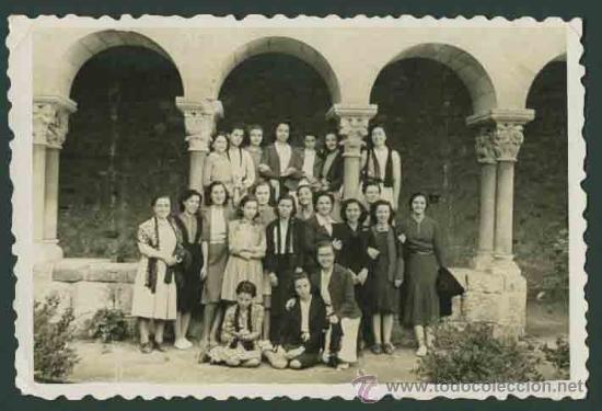 Fotograf&iacute;a antigua: Interesante grupo de se&ntilde;oritas. Visita al claustro. Sobre 1945
