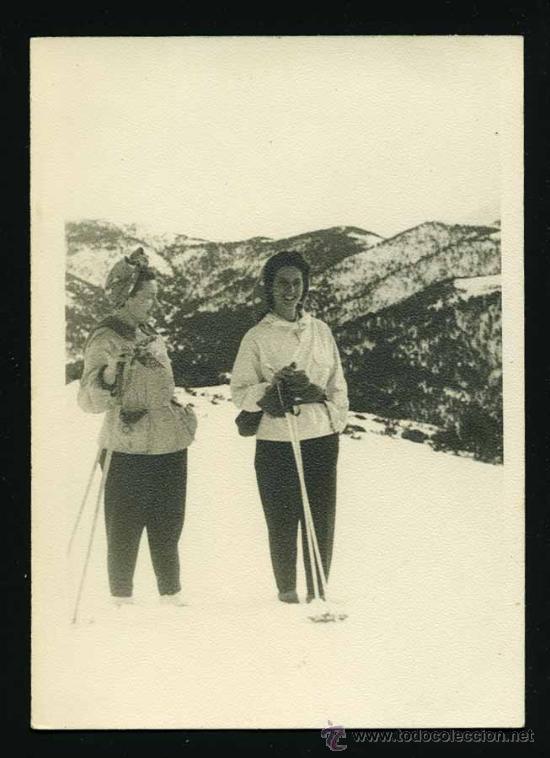 Fotograf&iacute;a antigua: Esqu&iacute;. Dos bellas esquiadoras en La Molina. Catalunya. 27/I/1946.