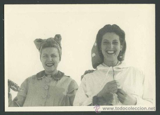 Fotograf&iacute;a antigua: Esqu&iacute;. Dos bellas y sonrientes esquiadoras en La Molina. Catalunya. 27/I/1946.