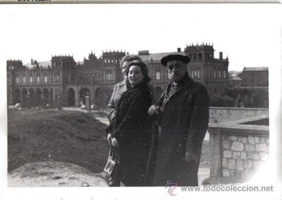 Fotograf&iacute;a antigua: FOTOGRAFIA GRUPO DE PERSONAS ANTE LA ESTACION DEL FERROCARRIL DE ZAMORA.