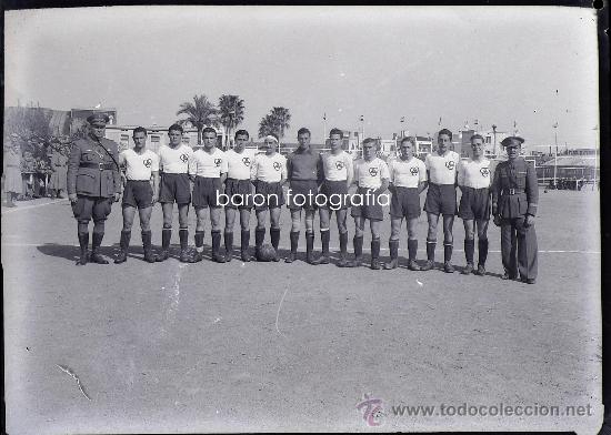 Antique Photography: equipo de futbol por identificar, 1920's. negativo celuloide 11x8 cm