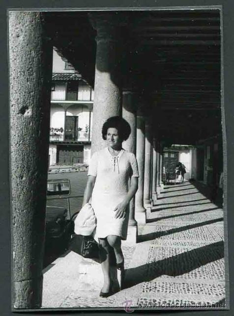 Alte Fotografie: Chinch&oacute;n. Comunidad de Madrid. Bonita foto del p&oacute;rtico de la plaza con se&ntilde;ora. c. 1965