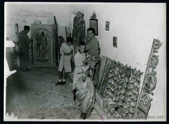 Fotograf&iacute;a antigua: Barroco. Tallas barrocas con restauradores. Lugar sin identificar. c.1960