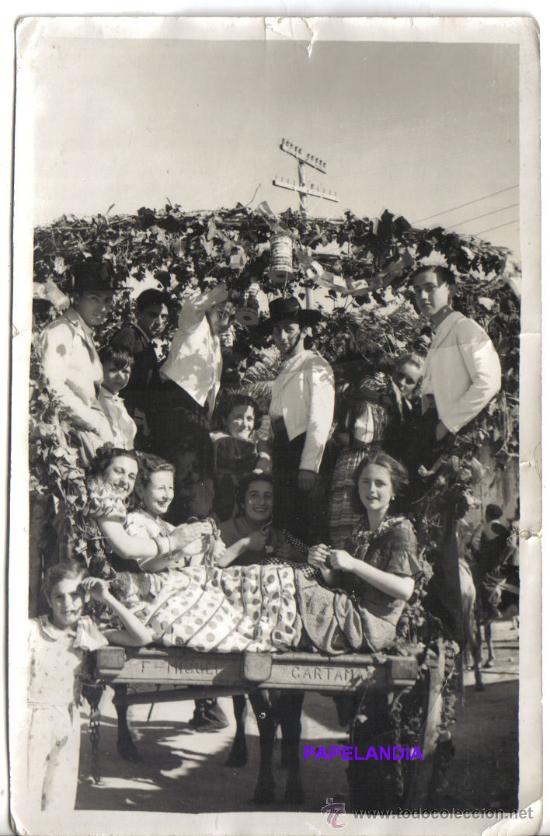 Fotograf&iacute;a antigua: FOTOGRAFIA GRUPO DE PERSONAS SOBRE CARRETA MATRICULA  FCO. MIGUEL CARTAMA. POSIBLE FERIA DE MALAGA