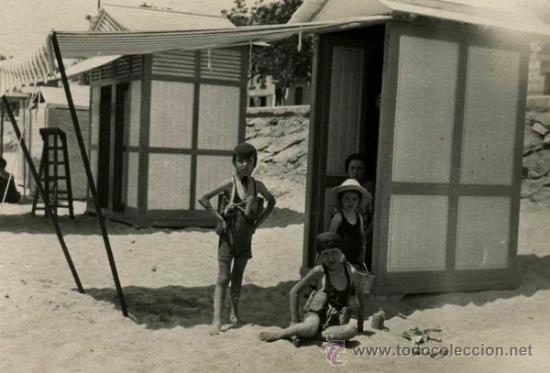 Fotograf&iacute;a antigua: Sant Pol de Mar. Ba&ntilde;istas y caseta. Playa. c. 1925