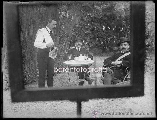 Alte Fotografie: Fotomontaje con el mismo personaje, 1915's. Cristal negativo 9x12 cm.