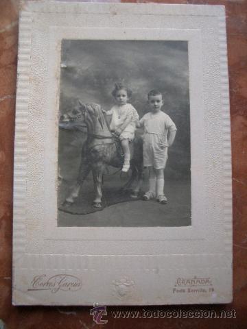 Antique Photography: Foto de ni&ntilde;os con caballo de cart&oacute;n