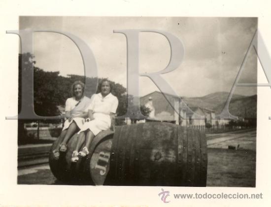 Fotograf&iacute;a antigua: FOTO ORIGINAL JOVENES EN LA ANTIGUA ESTACION DEL FERROCARRIL DE BENICASSIM (TONELES DE JB )