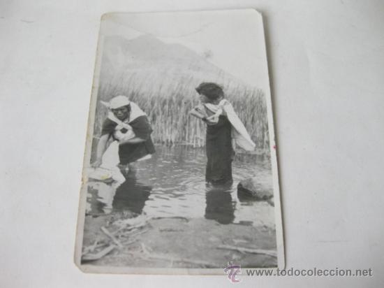 Fotograf&iacute;a antigua: FOTOGRAFIA POSTAL CON DOS INDIAS LAVANDO EN EL RIO