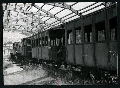 Fotograf&iacute;a antigua: Ferrocarril. Locomotora. Tren. Estaci&oacute;n en ruina. c. 1970