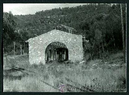 Fotograf&iacute;a antigua: Ferrocarril. Locomotora. Tren. Estaci&oacute;n en ruina-1. c. 1970