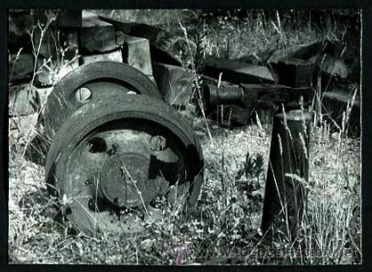 Fotograf&iacute;a antigua: Ferrocarril. Locomotora. Tren. Restos de vag&oacute;n-3. c. 1970