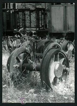 Fotograf&iacute;a antigua: Ferrocarril. Locomotora. Tren. Restos de vag&oacute;n-43. c. 1970
