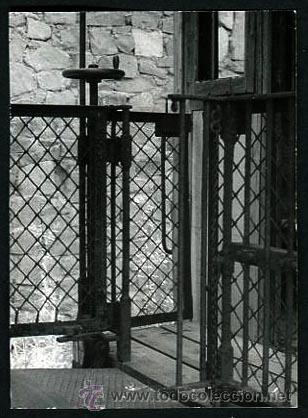 Fotograf&iacute;a antigua: Ferrocarril. Locomotora. Tren. Restos de vag&oacute;n-4. c. 1970