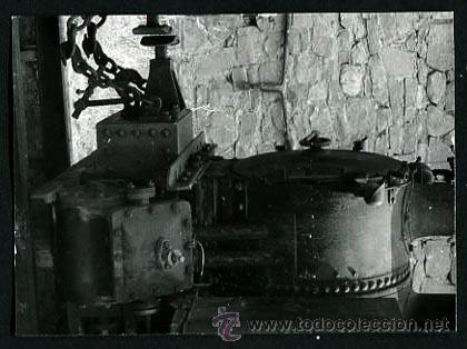 Fotograf&iacute;a antigua: Ferrocarril. Locomotora. Tren. Restos de vag&oacute;n-54. c. 1970