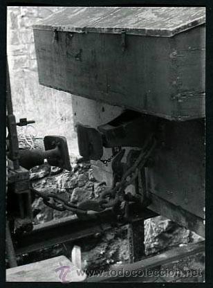 Fotograf&iacute;a antigua: Ferrocarril. Locomotora. Tren. Restos de vag&oacute;n-5. c. 1970