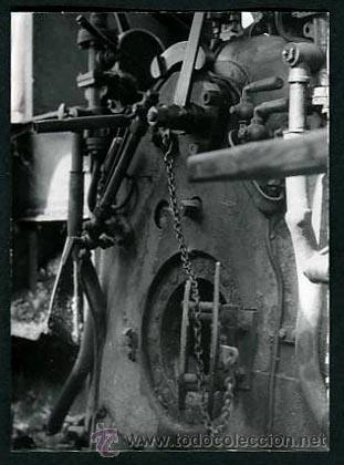 Fotograf&iacute;a antigua: Ferrocarril. Locomotora. Tren. Restos de vag&oacute;n-5. c. 1970