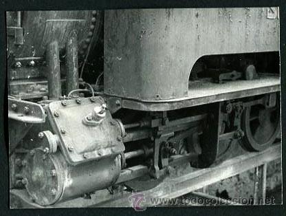 Fotograf&iacute;a antigua: Ferrocarril. Locomotora. Tren. Restos de vag&oacute;n-8. c. 1970