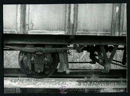 Fotograf&iacute;a antigua: Ferrocarril. Tren. Restos de vag&oacute;n-5. c. 1970