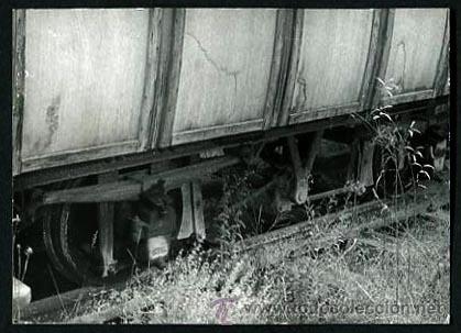 Fotograf&iacute;a antigua: Ferrocarril. Tren. Restos de vag&oacute;n-7. c. 1970
