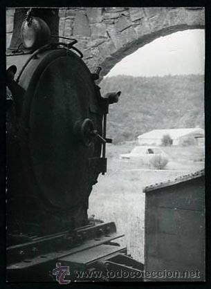 Fotograf&iacute;a antigua: Ferrocarril. Locomotora. Tren. Restos de vag&oacute;n-10. c. 1970