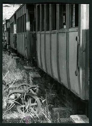 Fotograf&iacute;a antigua: Ferrocarril. Vagones. Tren. Estaci&oacute;n en ruina-12 c. 1970