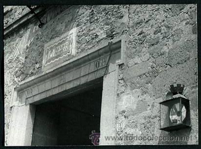 Fotograf&iacute;a antigua: Ferrocarril. Tren. Estaci&oacute;n en ruina-14. Puerta. c. 1970