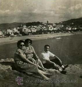 Fotografia antica: Costa Brava. Pueblo y playa. Se&ntilde;ores en las rocas. c. 1950