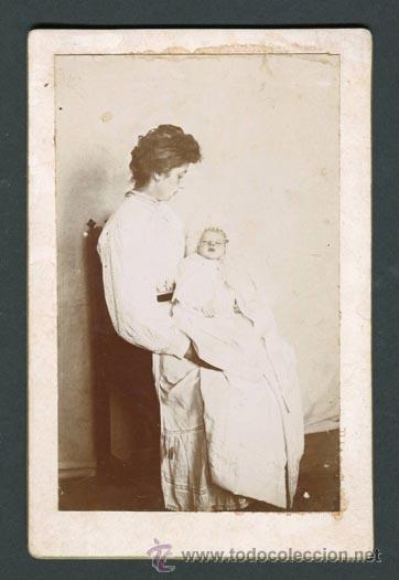 Fotografía antigua: Postmortem. Desgarradora fotografia de señora sosteniendo un bebé muerto. c. 1890 - Foto 4 - 36067788