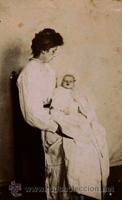 Fotografía antigua: Postmortem. Desgarradora fotografia de señora sosteniendo un bebé muerto. c. 1890 - Foto 3 - 36067788