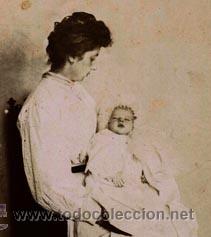 Fotografía antigua: Postmortem. Desgarradora fotografia de señora sosteniendo un bebé muerto. c. 1890 - Foto 2 - 36067788